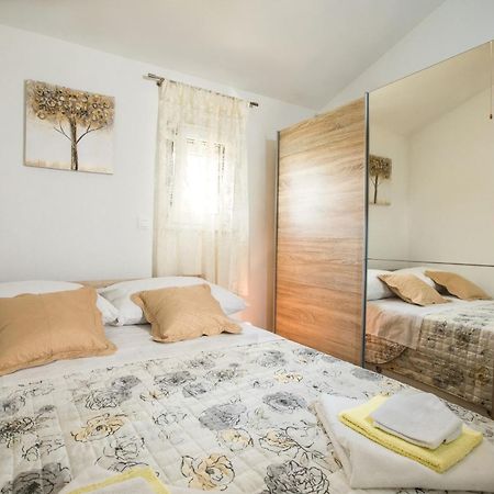 Apartments Essentia Подстрана Екстер'єр фото