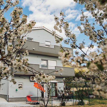 Apartments Essentia Подстрана Екстер'єр фото