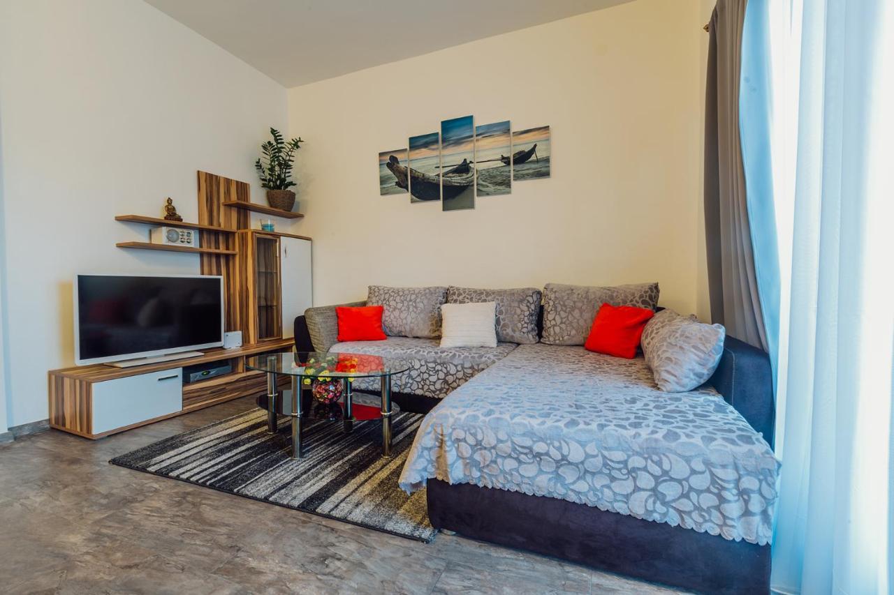 Apartments Essentia Подстрана Екстер'єр фото