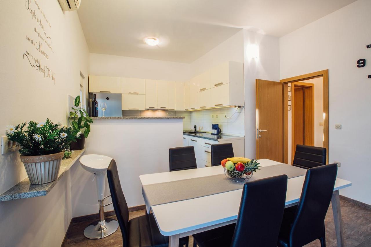 Apartments Essentia Подстрана Екстер'єр фото