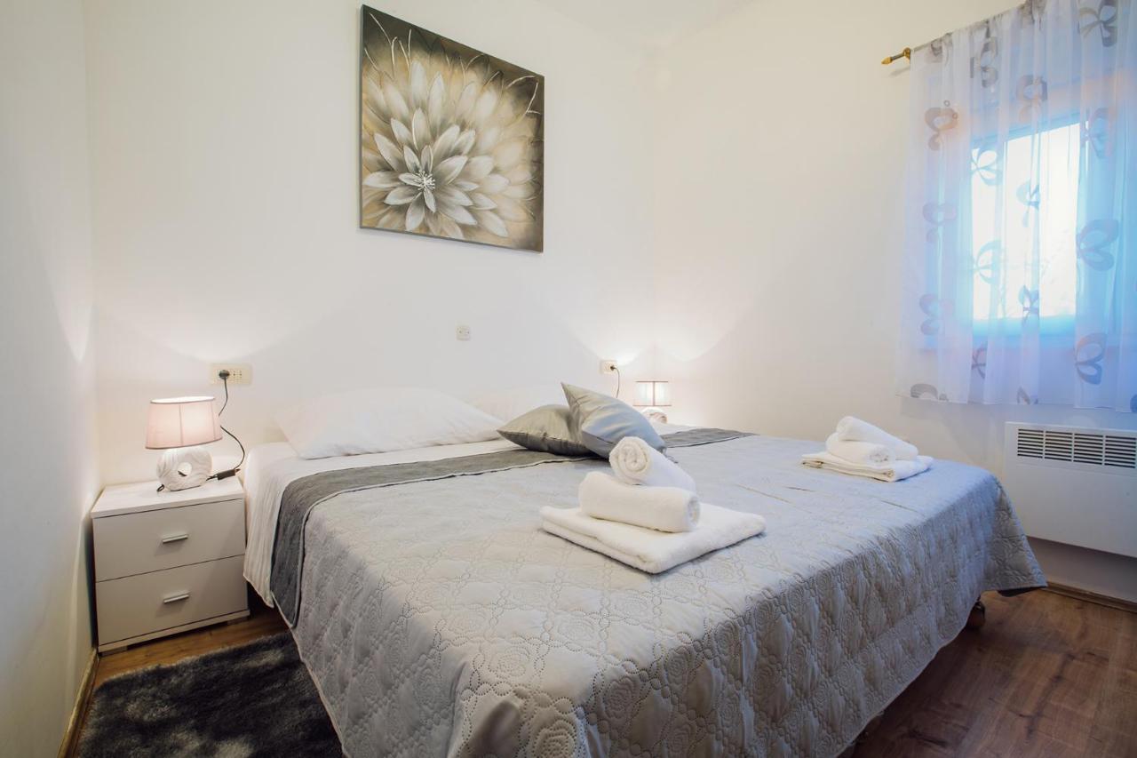 Apartments Essentia Подстрана Екстер'єр фото