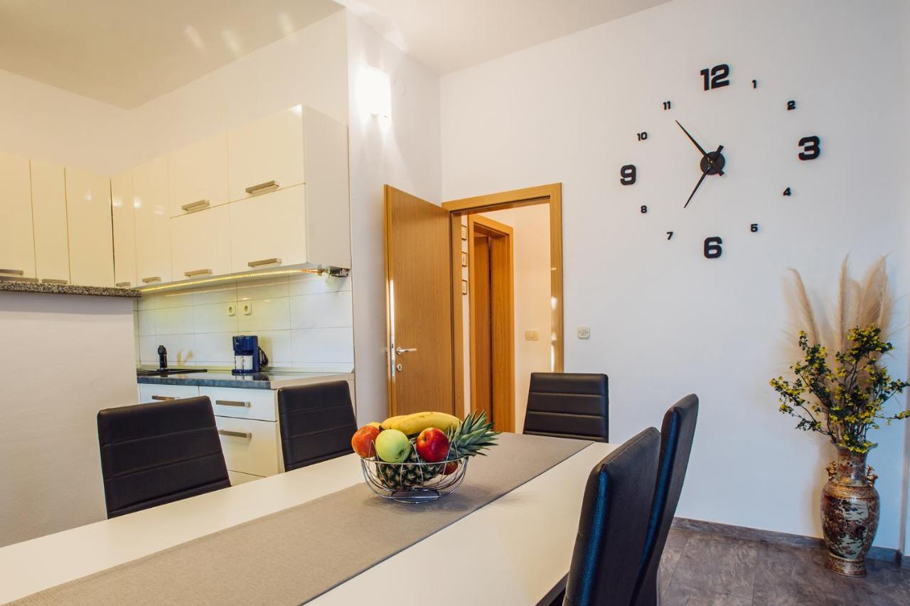 Apartments Essentia Подстрана Екстер'єр фото