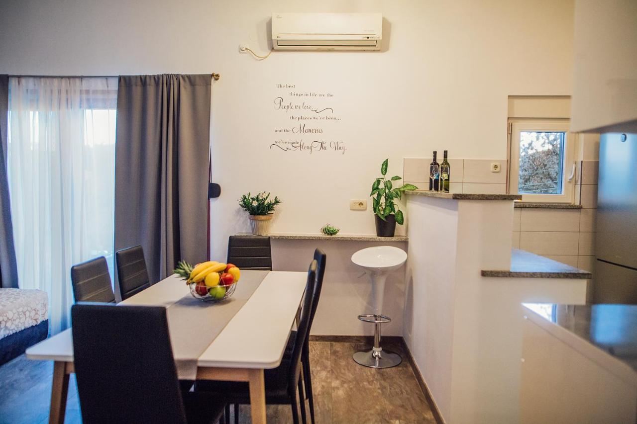 Apartments Essentia Подстрана Екстер'єр фото