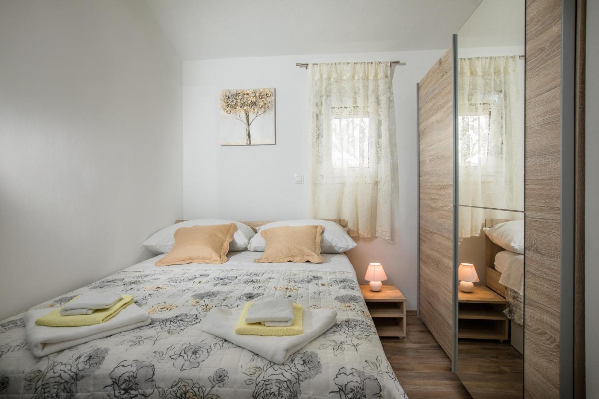 Apartments Essentia Подстрана Екстер'єр фото