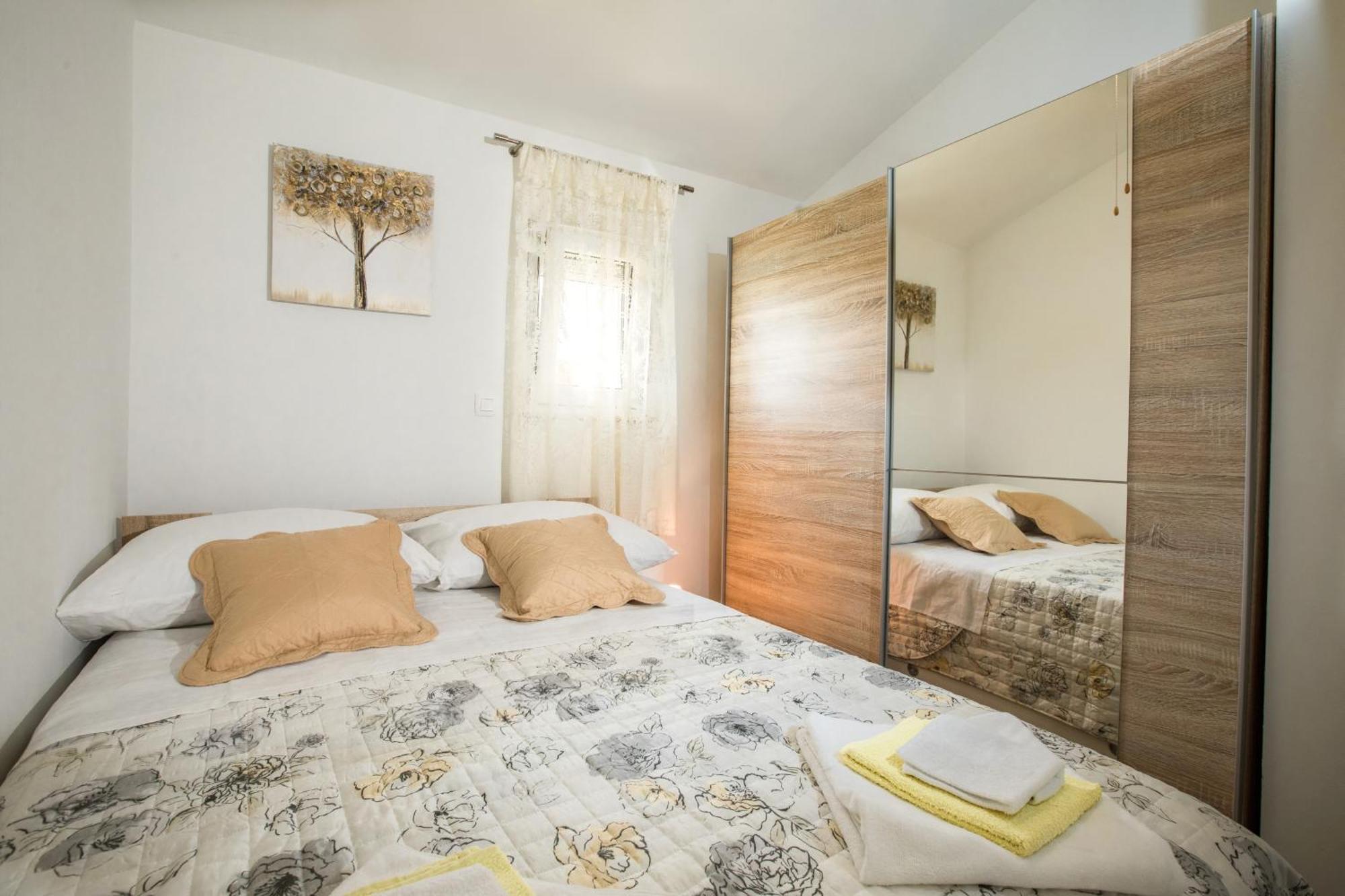 Apartments Essentia Подстрана Екстер'єр фото