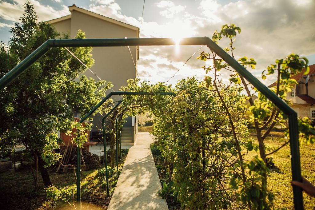 Apartments Essentia Подстрана Екстер'єр фото