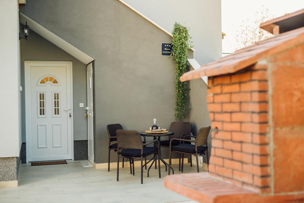 Apartments Essentia Подстрана Екстер'єр фото